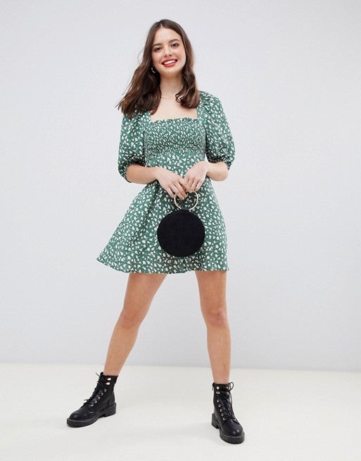 Vestido estampado en tono verde y blanco con mangas abullonadas de Asos. Ideal para los looks más festivaleros. (35,99 euros).