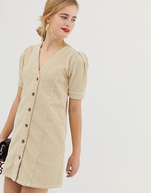 Vestido mini de micro pana con botones, mangas abullonadas cortas y escote en pico. De Asos. (48,99 euros).