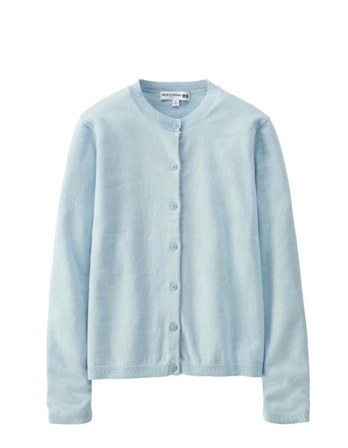 La rebeca es un clásico que se renueva cada temporada para usar las noches más frescas. El modelo que propone Inés tiene detalles de grecas en puños, cuello y bajo. También hay en diferentes tonos.