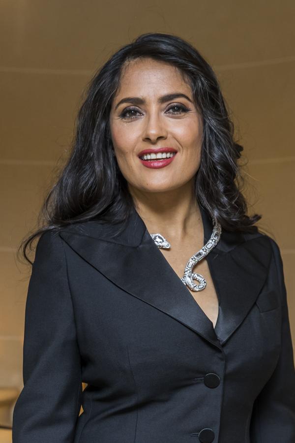 Salma Hayek nos enamora una y otra vez con cada una de las tonalidades de castaño por las que se decanta. Está claro que todas le favorecen, incluida esta en su versión más ocura.