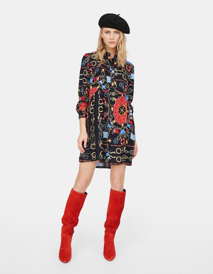 Otro buen ejemplo de cómo llevar el estampado cadena esta primavera: este vestido camisero de Stradivarius cuesta 17.99 euros.