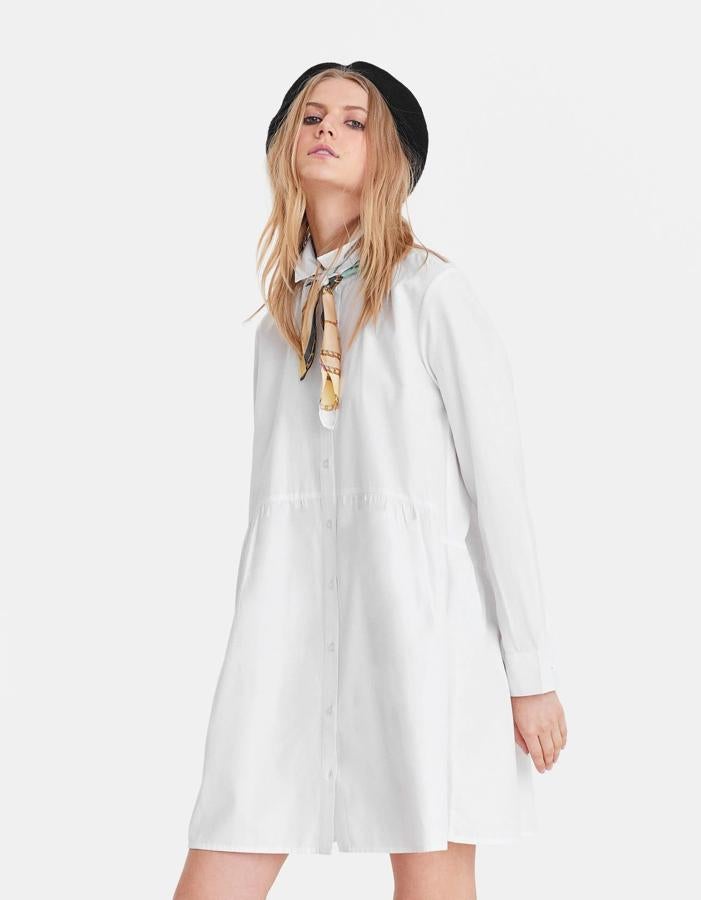 Este vestido de popelín blanco será una de las prendas que no te quitarás en toda la primavera. Cuesta 19.99 euros, y nos encanta cómo lo combina Stradivarius con el pañuelo al cuello y la boina, en un look de inspiración parisina ideal.