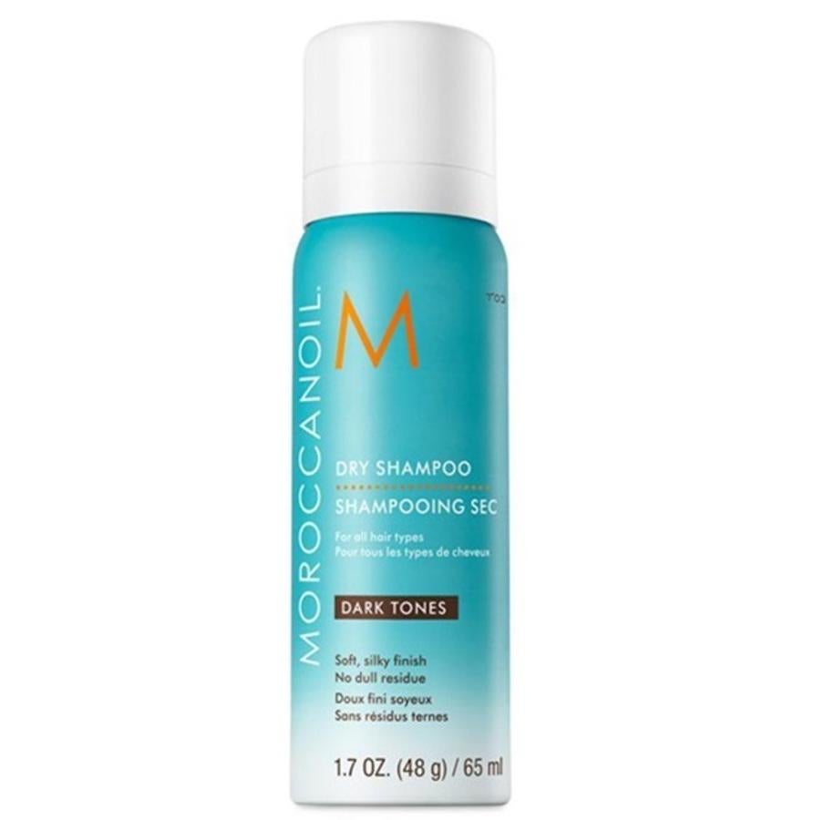Contiene almidones ultra finos de arroz que absorben la grasa y los olores dejando el cabello limpio y fresco. La fórmula, impregnada con aceite de argán, provee protección UV y actúa de inmediato sin dejar residuos opacos mientras mantiene la riqueza natural de los tonos de cabellos oscuros y morenos. Con el champú en seco de Moroccanoil para tonos oscuros mantendrás la neutralidad de tu color natural resaltando su brillo. (26 €)
