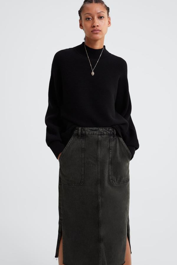 Falda color kaki oscuro, con bolsillos delanteros de plastrón y bajo deshilachado con aberturas laterales (25,95 euros).