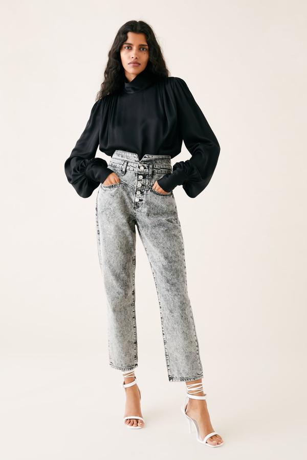 Jeans de tiro alto con bolsillos delanteros y de plastrón en espalda. Lleva un canesú con una abertura en la cintura (39,95 euros).