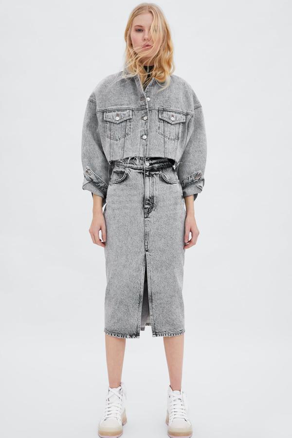 Cazadora corta efecto lavad, bolsillos de plastrón con solapa en pecho y bajo con acabado deshilachado (29,95 euros). Falda midi de tiro alto con bolsillos frontales y traseros, y bajo con abertura en frontal (25,95 euros).