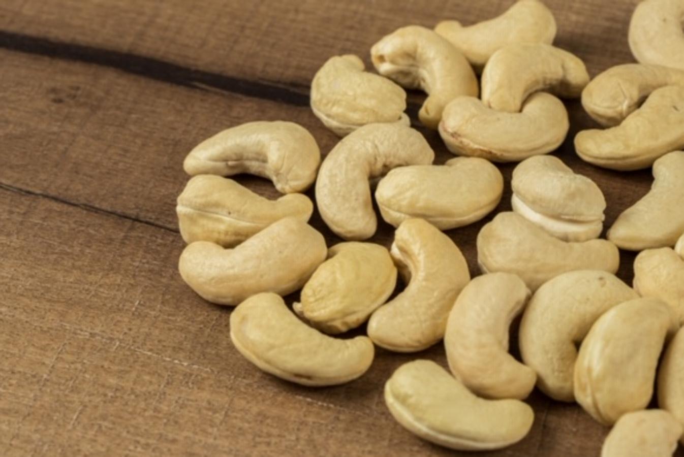 Sus grasas monoinsaturadas, sus proteínas y sus hidratos, son sus características más destacadas. Asimismo, tal y como menciona un estudio publicado en 2009, “los anacardos son fuente de sustancias beneficiosas para la salud como los fitoesteroles y los tocoferoles”. Tienen  propiedades antioxidantes y un efecto positivo sobre el colesterol en sangre y otros lípidos . Estas nueces, con forma de media luna y un sabor dulce, ayuda a reducir migrañas, aumenta la habilidad cognitiva y reduce la presión sanguínea, lo que puede prevenir ataques al corazón.