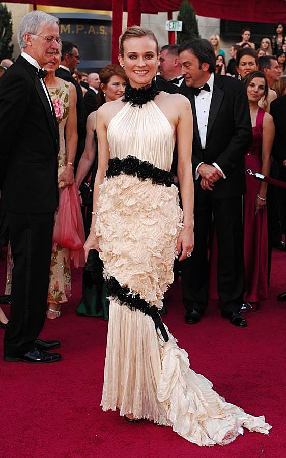 Diane Kruger, con vestido de Karl Lagerfeld para Chanel en la alfombra roja de los Premios Oscar de 2010.