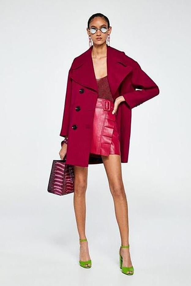 Falda con efecto piel en color fresa, 25,99 euros.