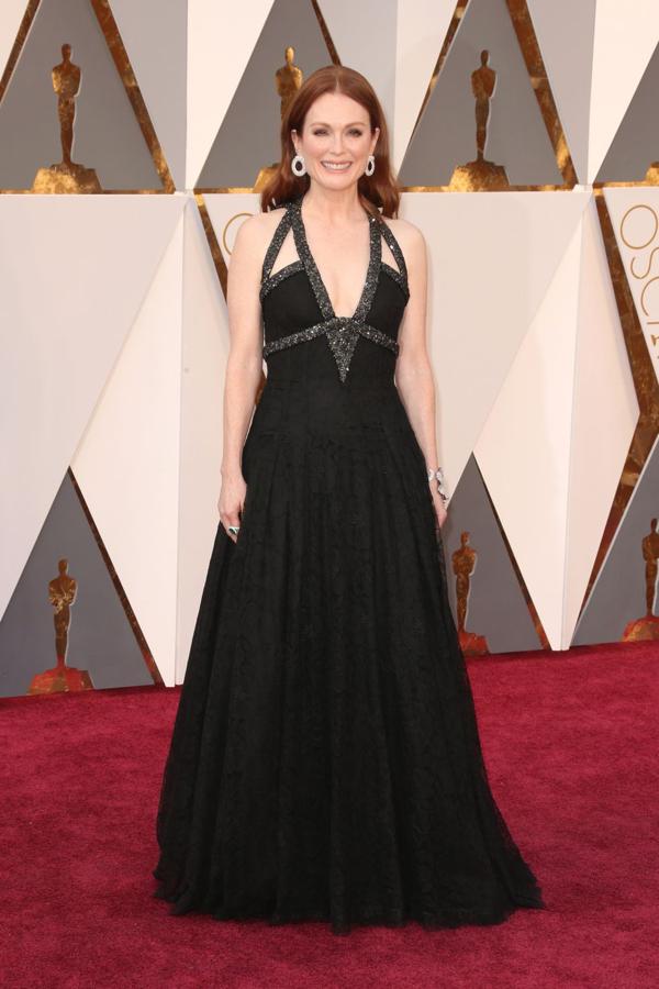 Julianne Moore, con vestido de Karl Lagerfeld para Chanel en la alfombra roja de los Premios Oscar de 2016.