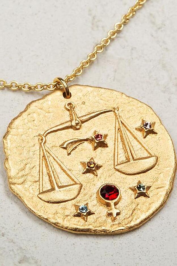 Colgante de Maje con el signo de Libra.