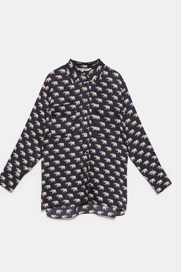 Esta  blusa fluida de cuello solapa  y manga larga llena de elefantes es de  Zara  y puedes hacerte con ella por  29,95 euros .