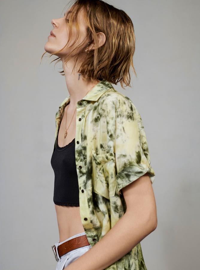 El estampado 'tie dye' vuelve pisando fuerte esta temporada. Esta camisa de manga corta cuesta 22.95 euros.