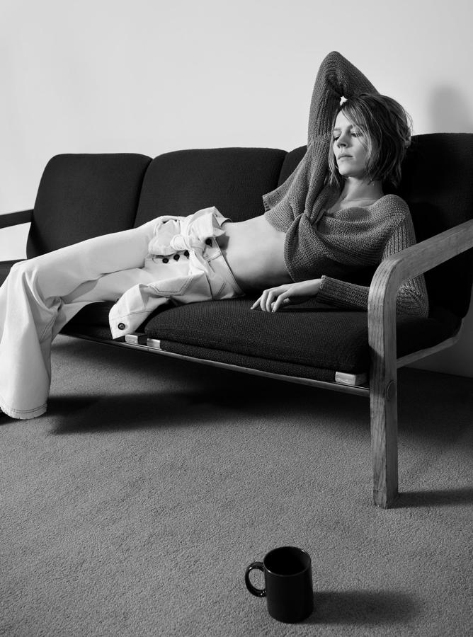 Las caderas vuelven a dejarse ver por encima de los vaqueros. Estos jeans cuestan 19.95 euros, igual que la cazadora dénim. El jersey de crochet con nudo, 22.95 euros.