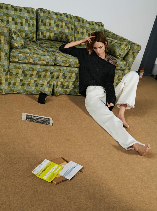 Jersey calado con efecto de rotos (25.95 euros), camiseta con estampado de leopardo (22.95 euros) y vaqueros blancos con pata ancha (19.95 euros).