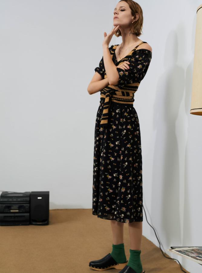 Este vestido midi de estampado floral cuesta 39.95 euros, y Zara nos propone que nos lo pongamos con un top de crochet encima (17.95 euros), zuecos (29.95 euros) y calcetines.