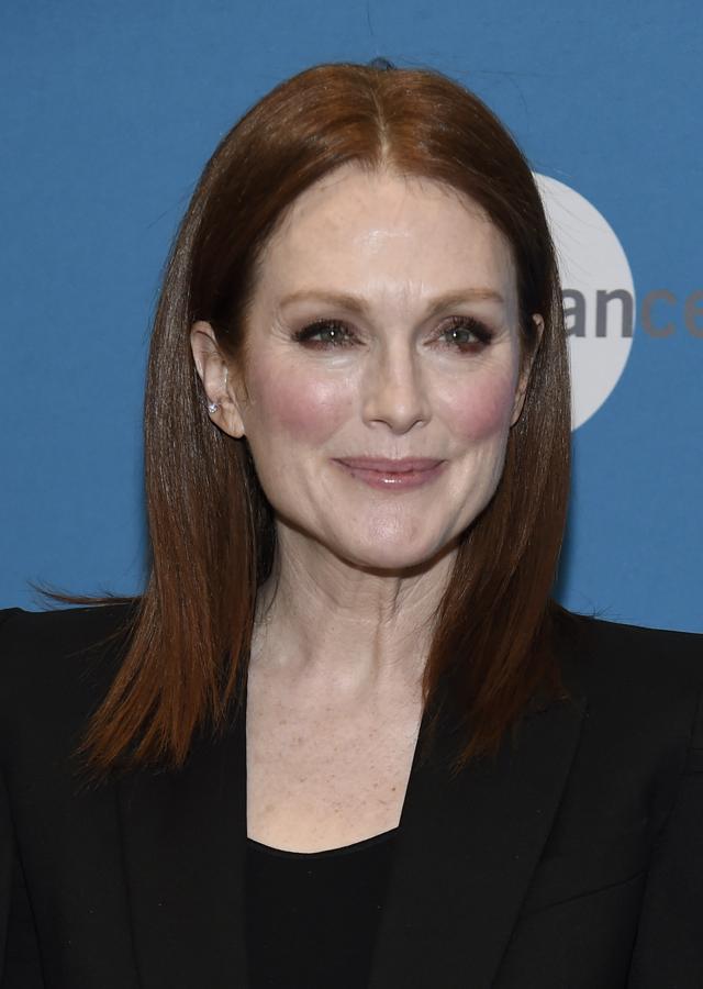 Los cortes clásicos y sencillos también tienen cabida en esta lista de cortes de pelo rejuvenecedores y sino que se lo digan a Julianne Moore y a su media melena lisa sin capas.