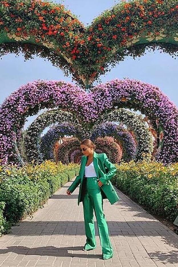 Paula Ordovás lleva un traje de chaqueta de la firma Bleïs Madrid.