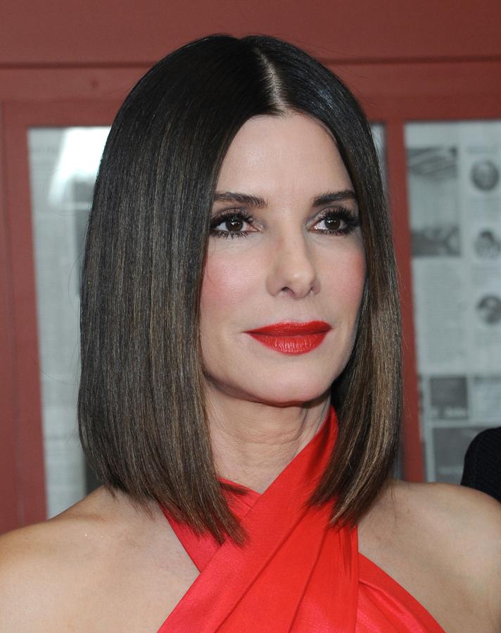 Sandra Bullock ha sido una de las muchas famosas que se ha pasado al corte bob, una de las tendencias de pelo más fuertes de la temporada. Ella lo prefiere sin flequillo y liso tabla