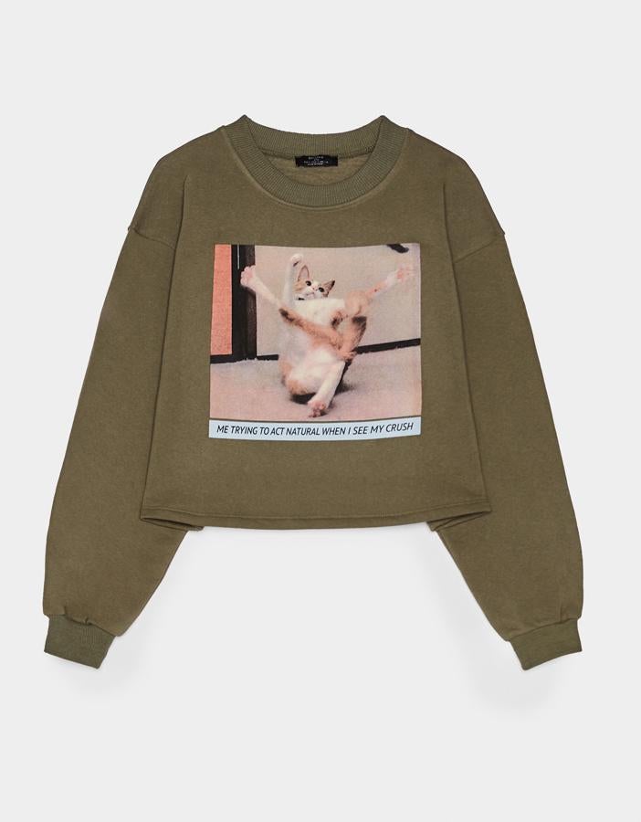 La sudadera perfecta  para los amantes de los gatitos  e ideal para un día como hoy, el Día Internacional del Gato. Es de  Bershka  y cuesta  15,99 euros .