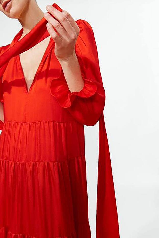 Vestido rojo de Zara (49,95 euros).