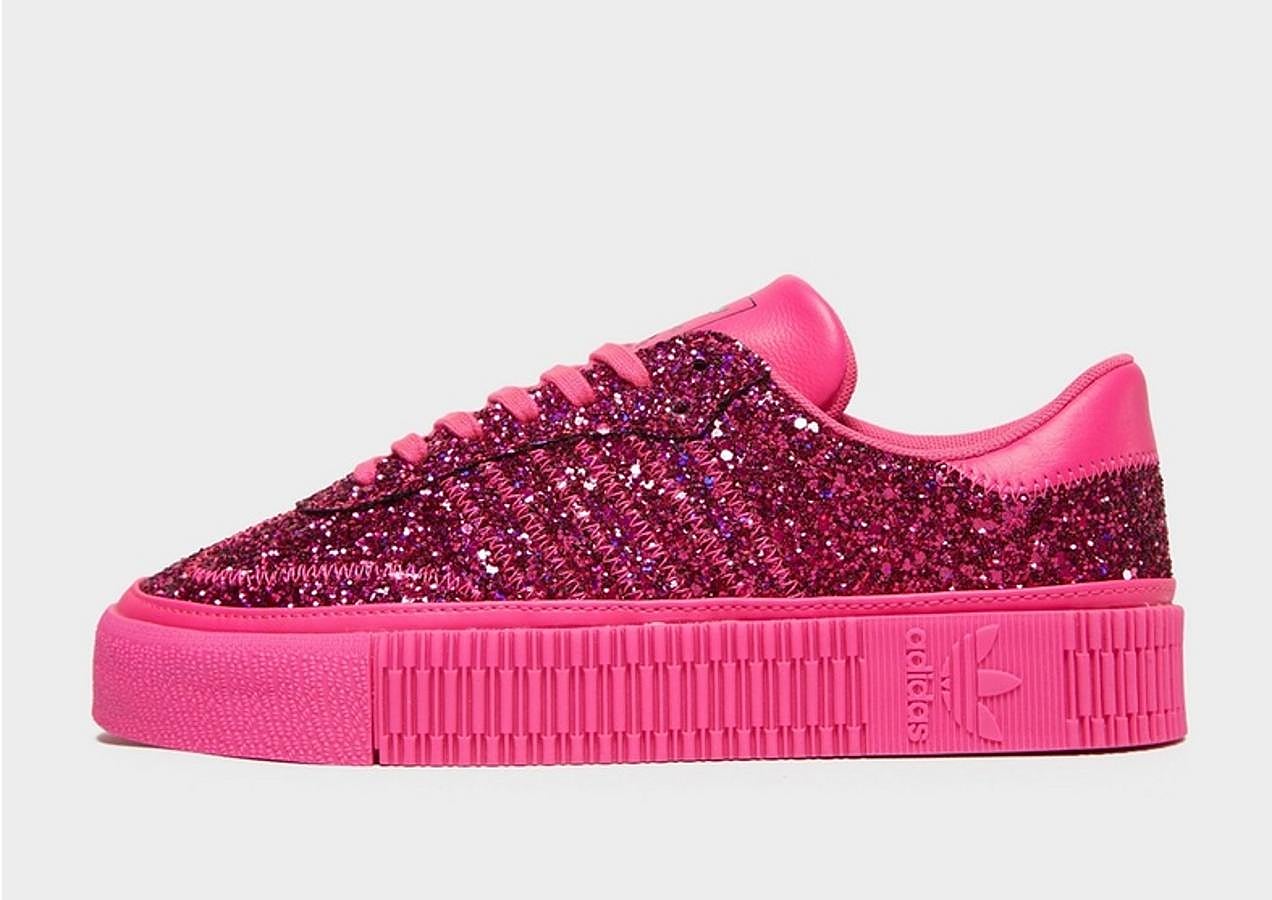La purpurisna rosa fucsia recubre el empeine y los laterales de las Adidas Samba Rose sin que el icónico modelo de 'sneakers' pierdan su esencia: plataforma, logo en los laterales y nombre del modelo inscrito en ellas.