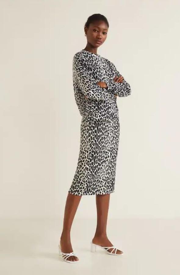 Porque no podía faltar el estampado estrella. Esta falda midi cuesta solo: 19,99 euros.