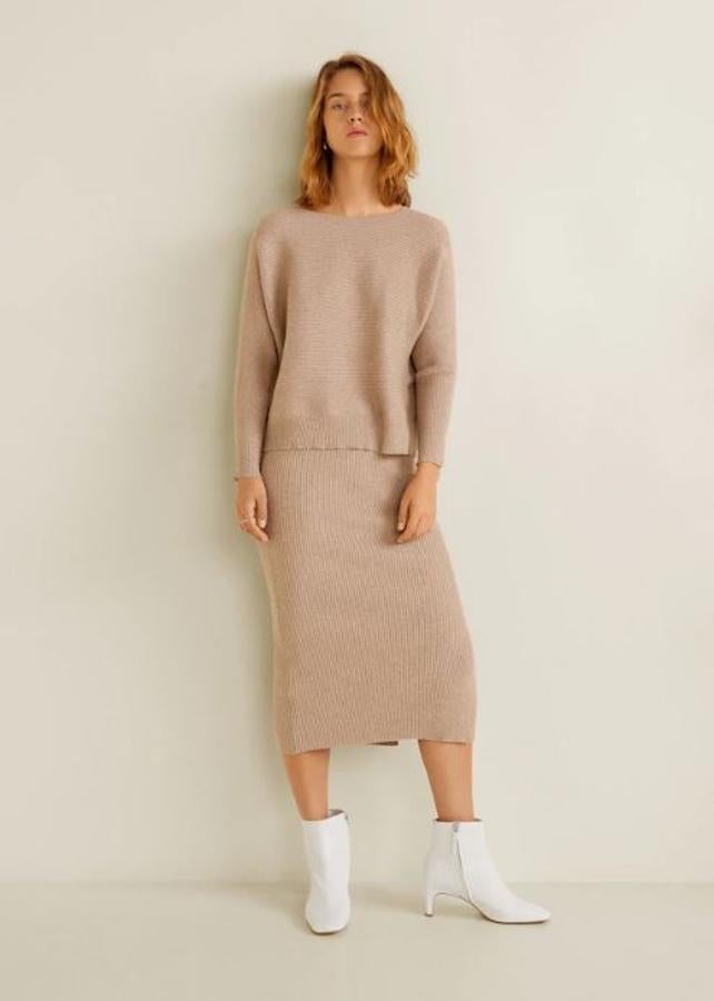 Es la falda del entretiempo por excelencia. Su diseño recto, de largo midi y con tejido de punto de canalé la hace ideal apra llevar con zapatillas, botas o sandalias. Precio: 25,99 euro.