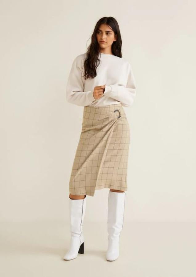 Un clásico de clásicos, se trata de una falda de diseño midi, recto, de tejido de punto. El panel plisado le da movimiento a la falda y la hebilla la hace más elegante. Precio: 25.99 euros.