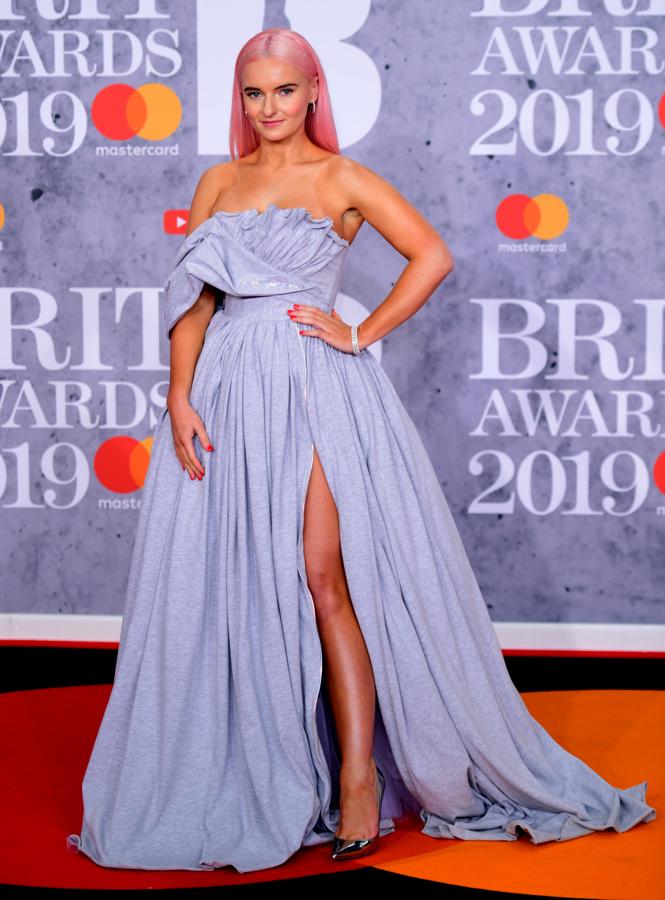 Fotos: Los looks de los Brit Awards que sí y no nos gustaría ver en la alfombra roja de los Oscar