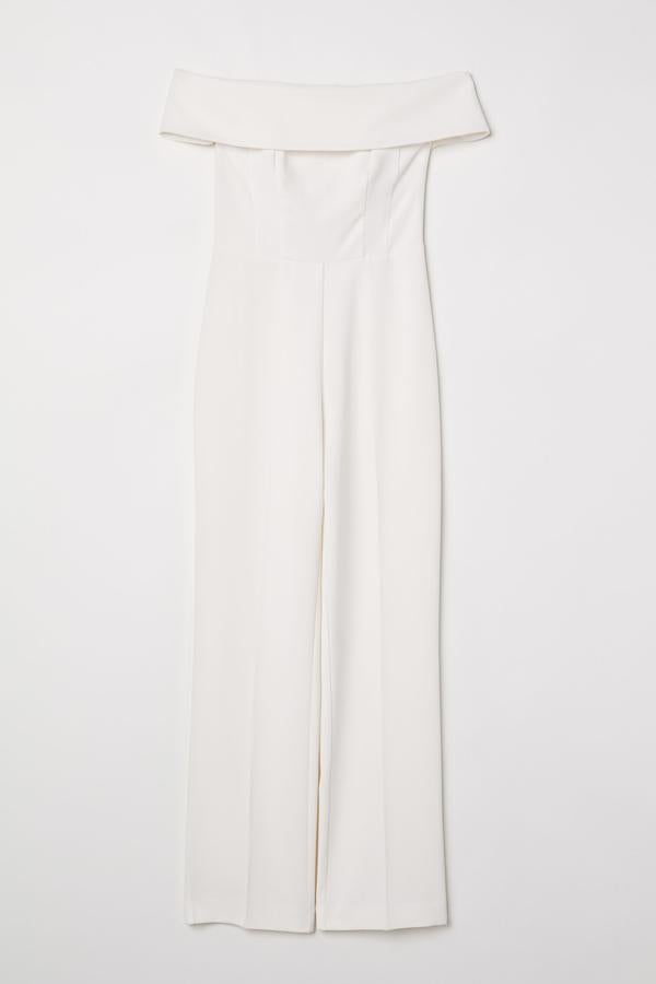 Mono color blanco con los hombros descubierto y perneras amplias y rectas con raya. Es de  H&M  y tiene un precio de  59,99 euros .