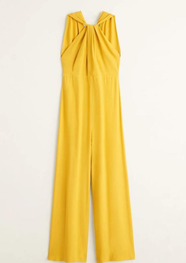 Mono color mostaza con corte recto, espalda cruzada y escote en pico. Es de  Mango  y puedes hacerte con él por el precio de  49,99 euros.