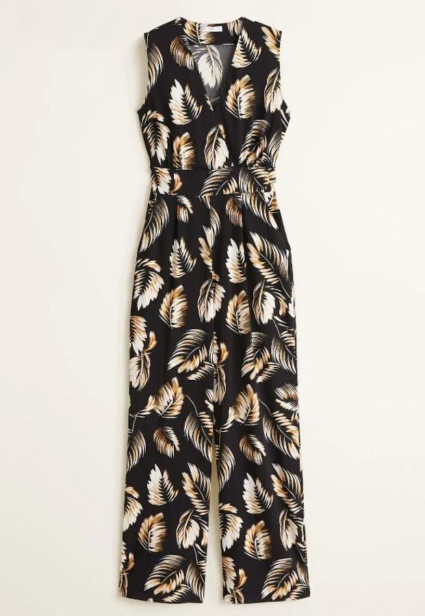 Mono estampado con escote en pico, sin mangas y corte recto. Es de Mango y tiene un precio de 29,99 euros.