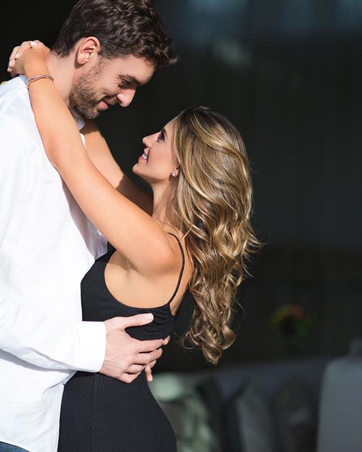 Pau Gasol y Cat McDonnell: aunque siempre han sido una pareja discreta, anunciaron su compromiso a través de Instagram. De momento, todavía se conocen pocos detalles al respecto.