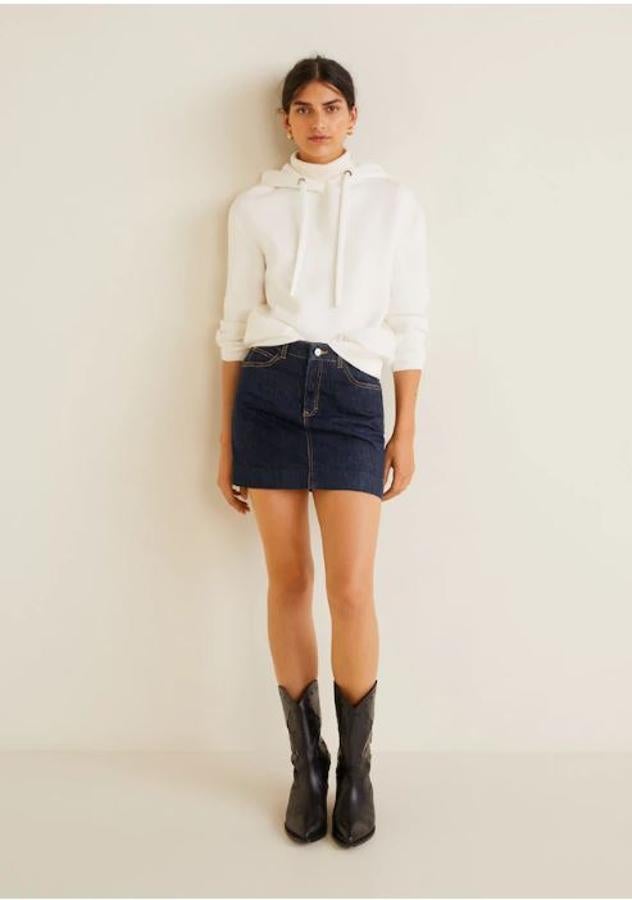 Esta minifalda vaquera es una clásica de la primavera y el verano. Nos encanta y más si la combinamos con estas botas cowboy. Precio. 25.99 euros.