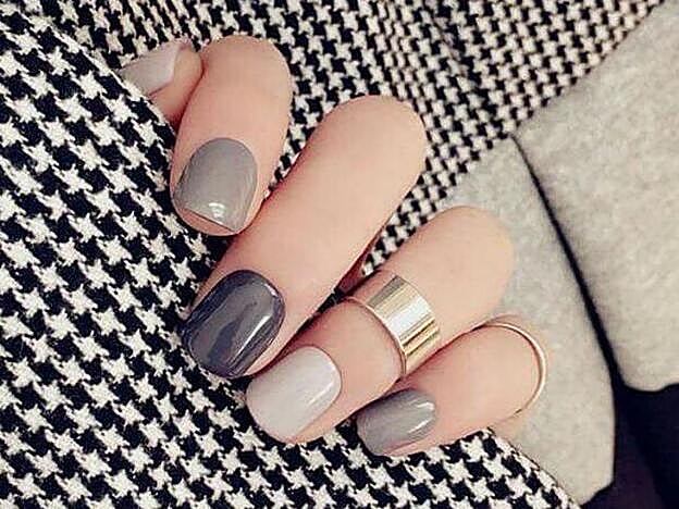 Una manicura con la misma familia de colores, en distintos tonos.