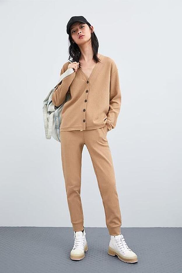 Conjunto de Zara. Chaqueta textura (12,95 euros). Pantalón textura (12,95 euros).