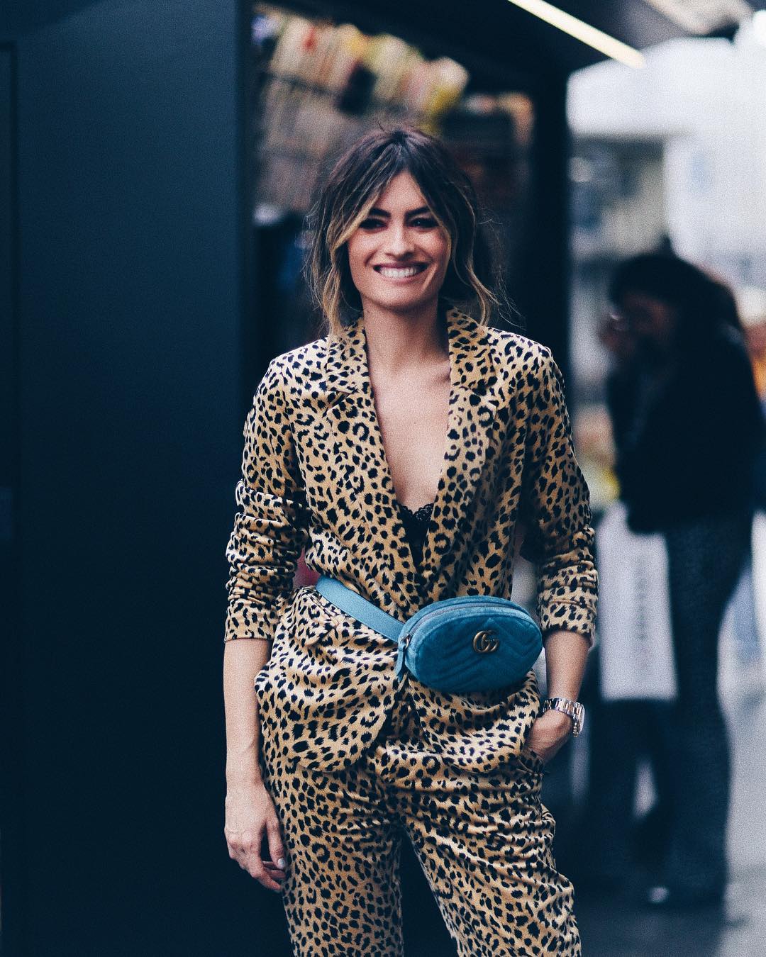 Pero no de cualquier forma:  la riñonera se llevará esta primavera  como cinturón de tu blazer.