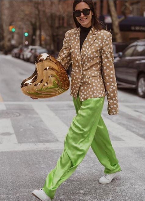 Adiós a la discreción:  los tonos flúor  se van a adueñar del 'street style' esta primavera.