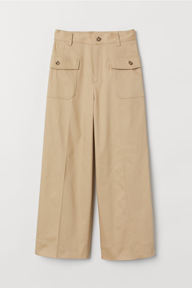 Pantalón en color beige con bolsillos y talle alto: 34,99 euros en H&M.