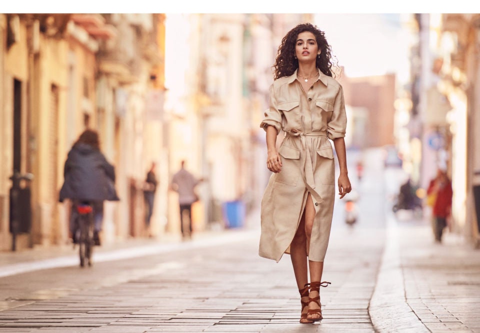 Vestido camisero en color beige con bolsillos y cinturón: 49,99 euros.