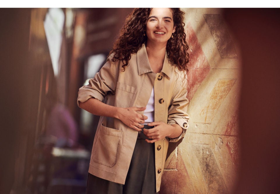 Chaquetón en color beige oscuro con botones: 39,99 euros.