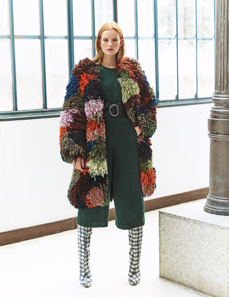 Mono y cinturón de Mango. Abrigo de Dior, botas de Pura López y pendientes de Aurelie Bidermann.