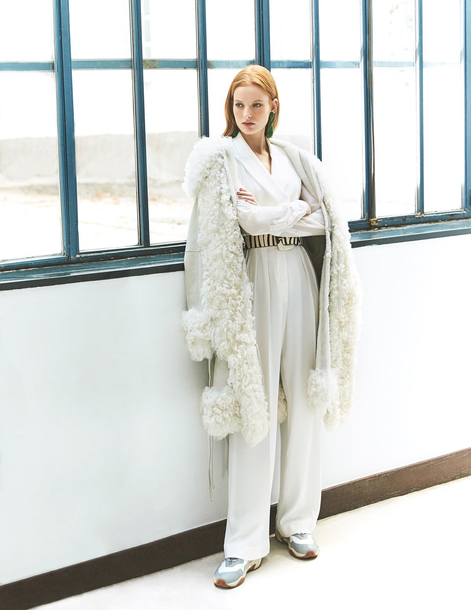 El mono es de Max Mara; el abrigo, de Loewe; las deportivas, de Puma; los pendientes, de Zara; y el cinturón, de Mango.