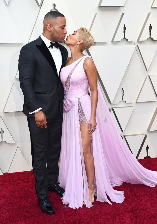 DeVon Franklin y Meagan Good se besan en la alformbra roja de los Premios Oscar 2019.