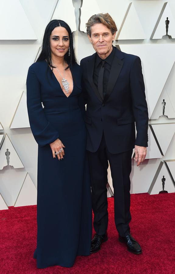 Willem Defoe posa con su pareja, Giada Colagrande, en los Premios Oscar 2019.