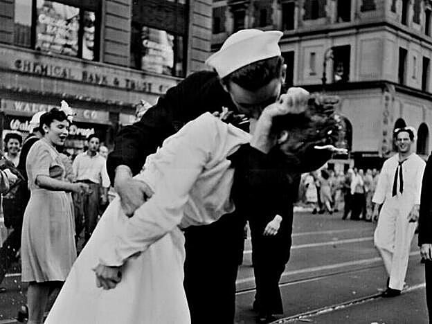 Famoso beso producido en Nueva York en 1945.