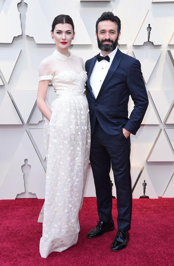 El directos español Rodrigo Sorogoyen posa con su pareja y protagonista de su corto, Marta Nieto, en la alfombra roja de los Premios Oscar 2019.