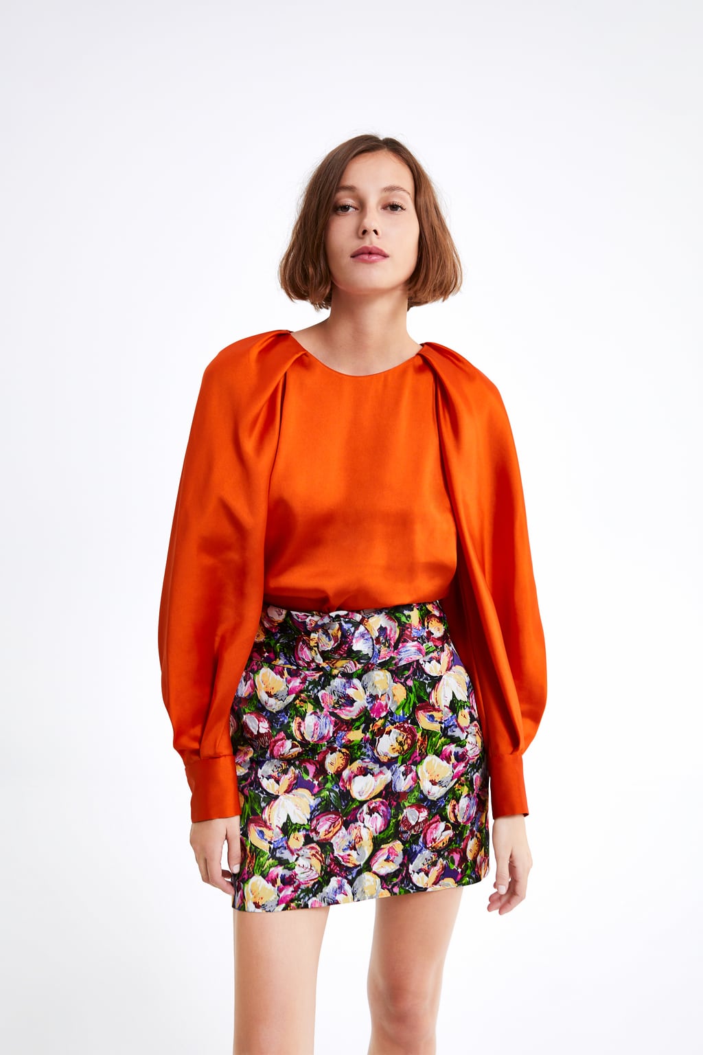 Blusa de raso en color naranja con manga con volumen de Zara: 39,95 euros.