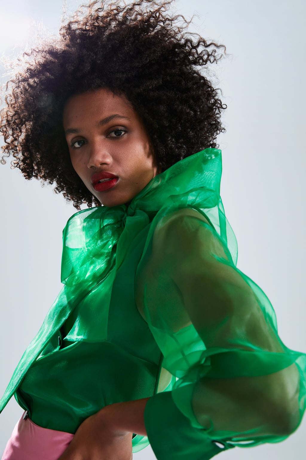 Blusa orgánica verde con transparencias y lazo: 39,95 euros en Zara.